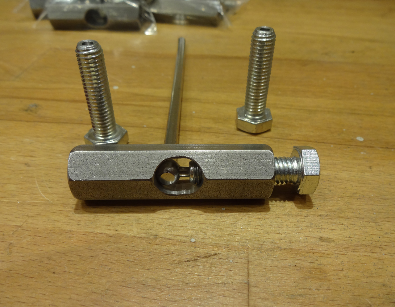 Driveshaft pin tool for changing pins (2.5mm or 3mm) in driveshafts